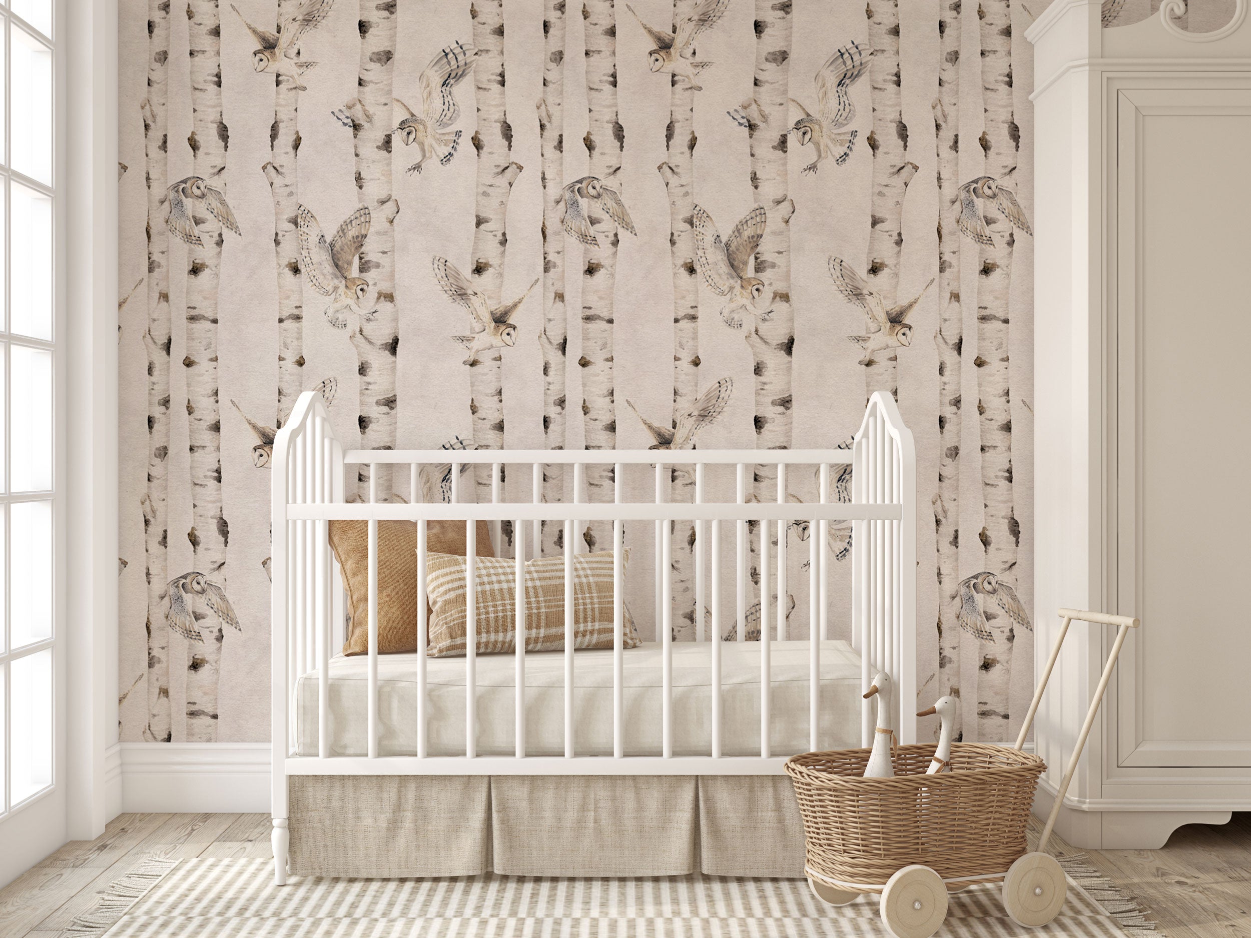 Tapeta s uzorkom letećih sova i breza u nježnim bež i sivim tonovima, stvarajući smiren šumski dizajn za dječje sobe i vrtiće