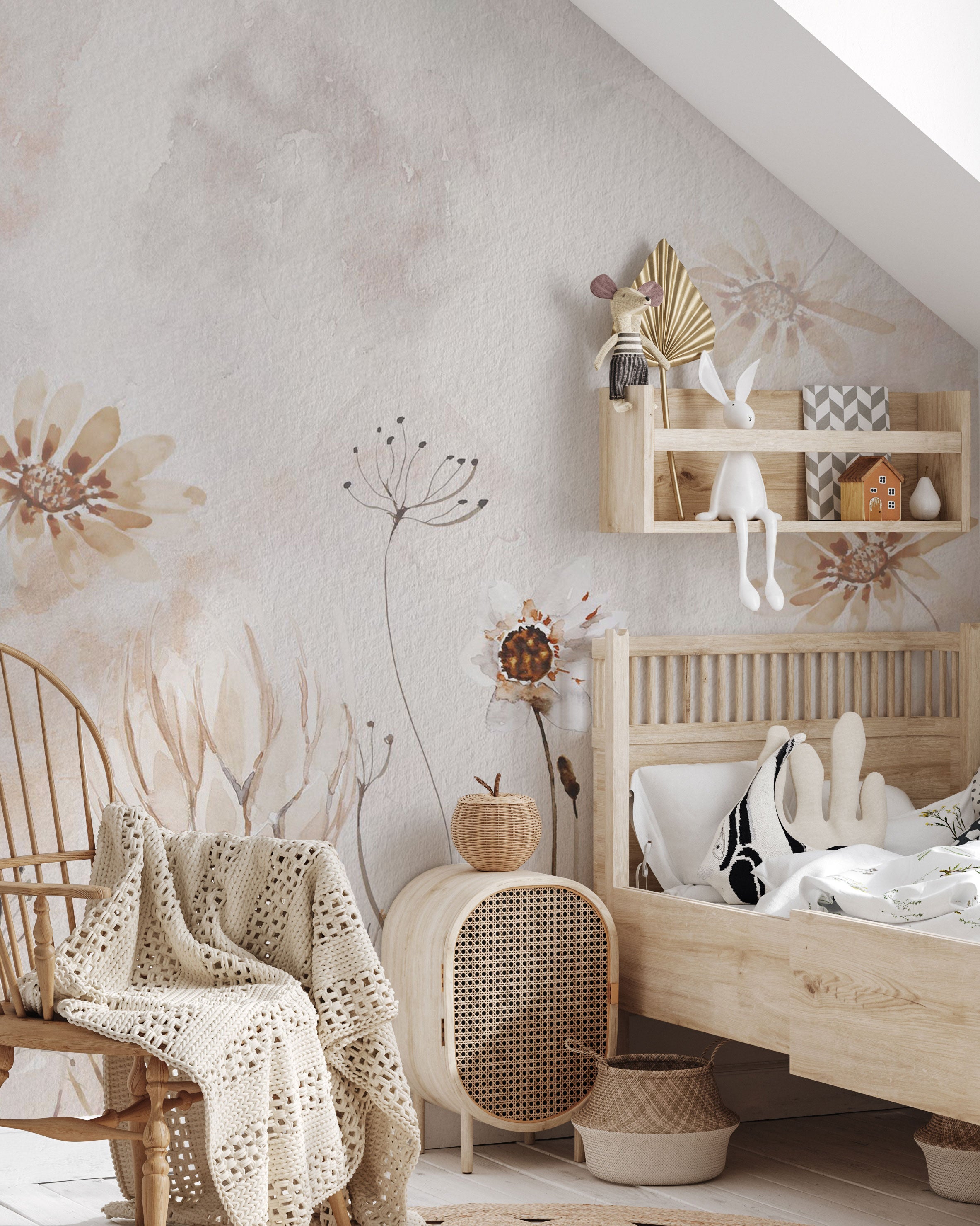 Weich aquarellierte Wiesenblumen-Wandtapete in neutralen Erdtönen