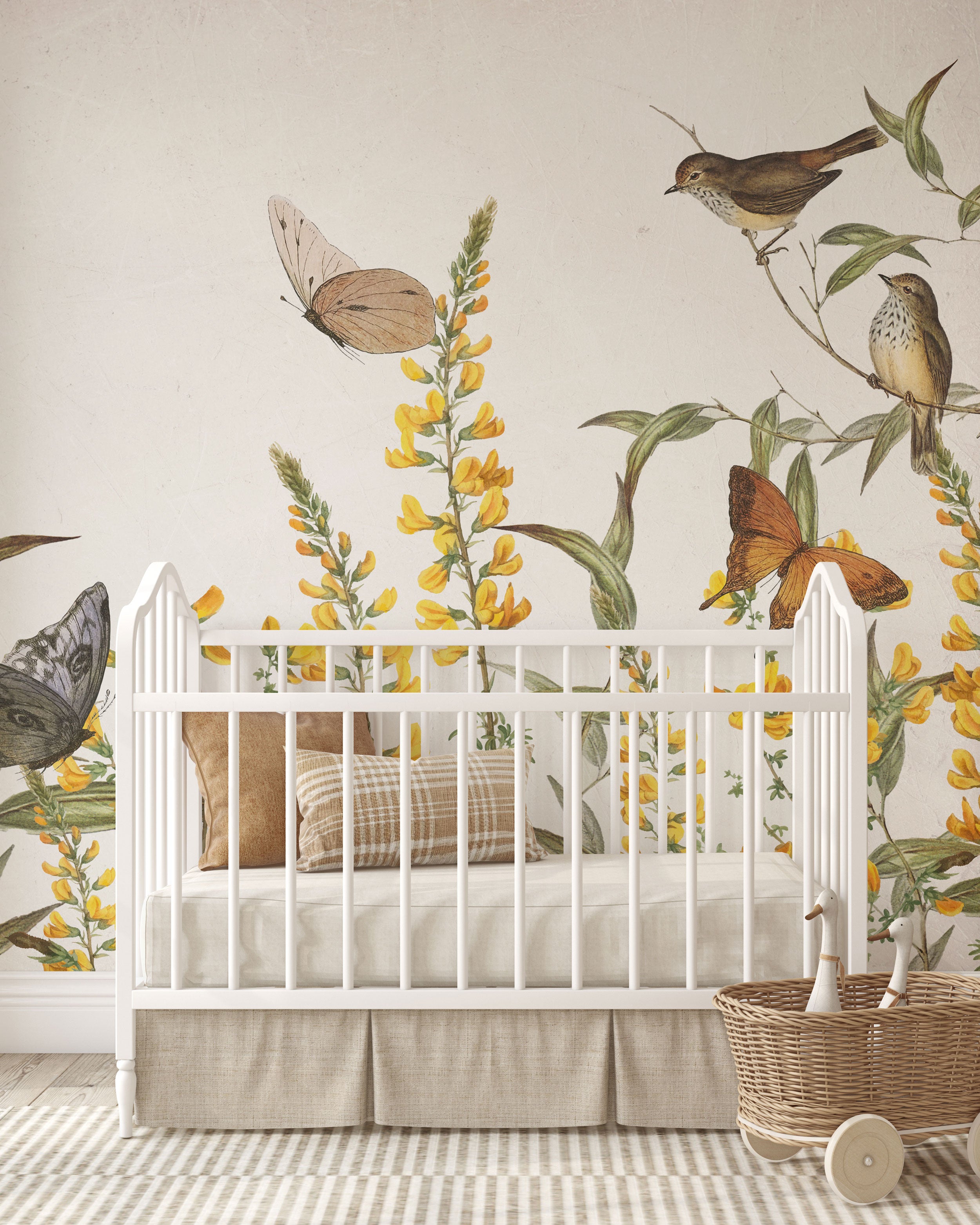 Botanische Wiesen-Tapete mit gelben Wildblumen, Schmetterlingen und kleinen Vögeln auf einem sanften hellen Hintergrund