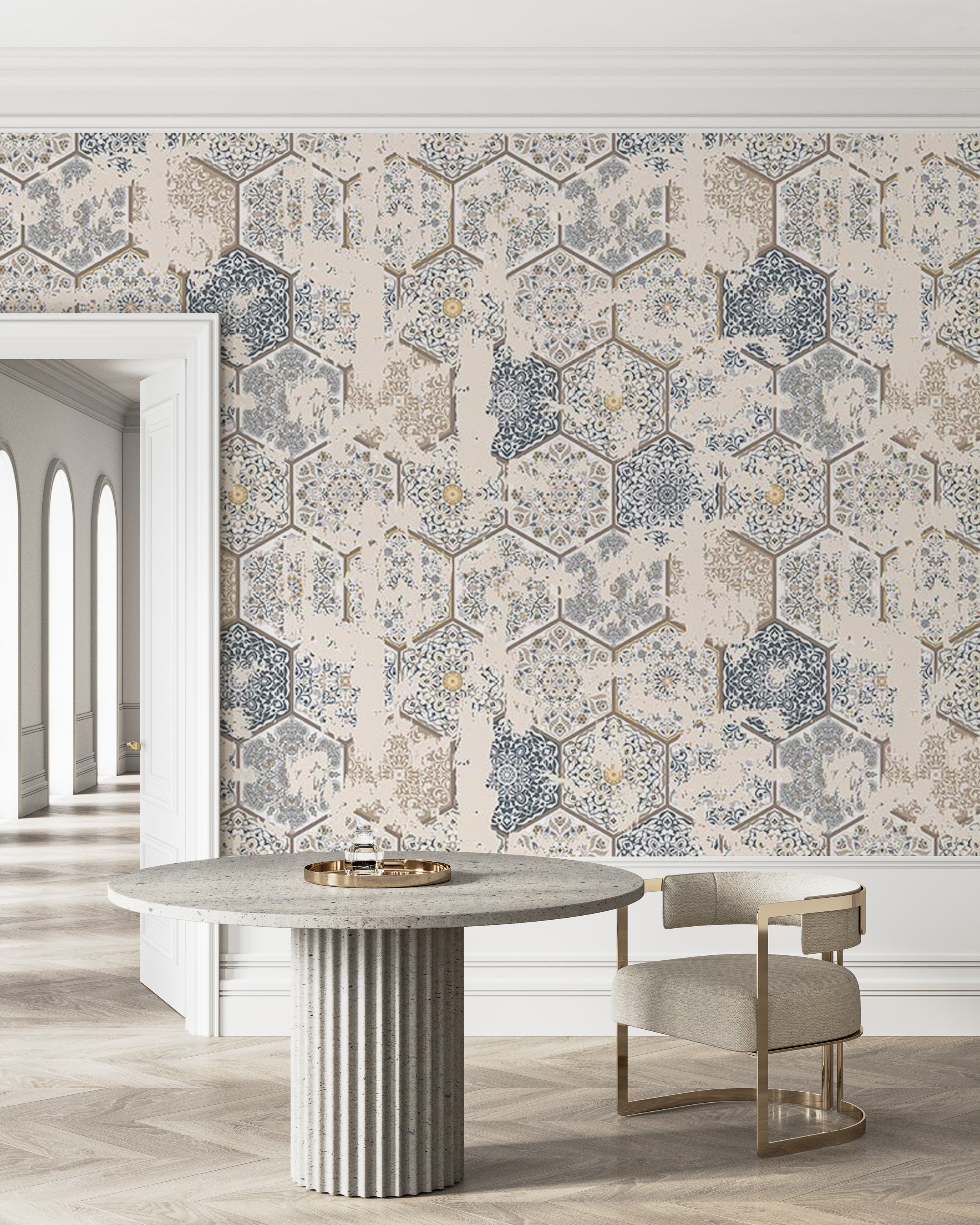 Tapete mit dekorativem Sechseck-Fliesenmuster in sanften Beige-, Blau- und gedämpften Neutraltönen mit einem Vintage-Mosaikeffekt
