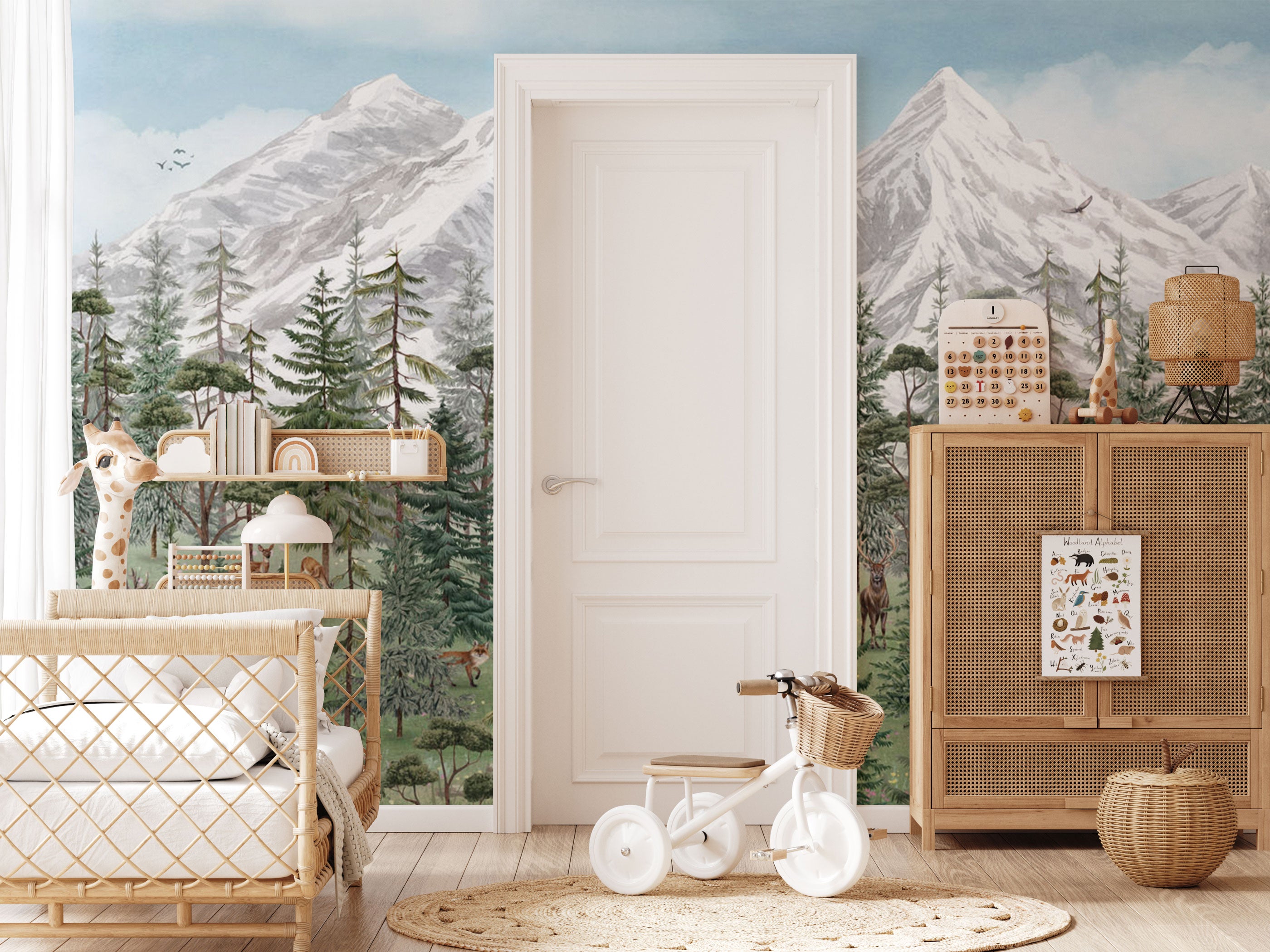 Zelena zidna tapeta s motivom planinske šume i šumskih životinja od Éclart Walls