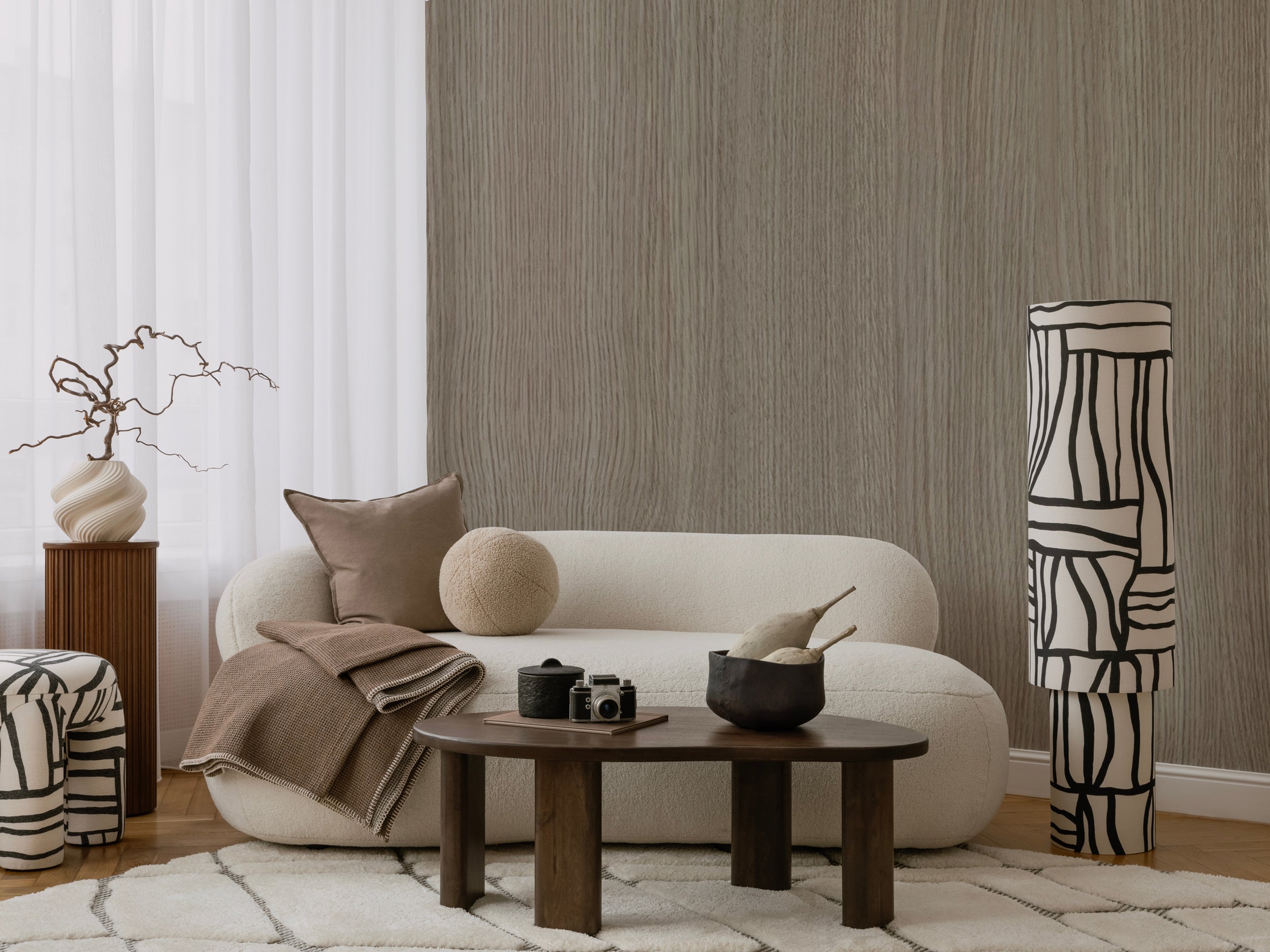 Tapete mit Wandbild aus natürlicher Eichenholzstruktur mit sanfter vertikaler Maserung und warmen neutralen Tönen.