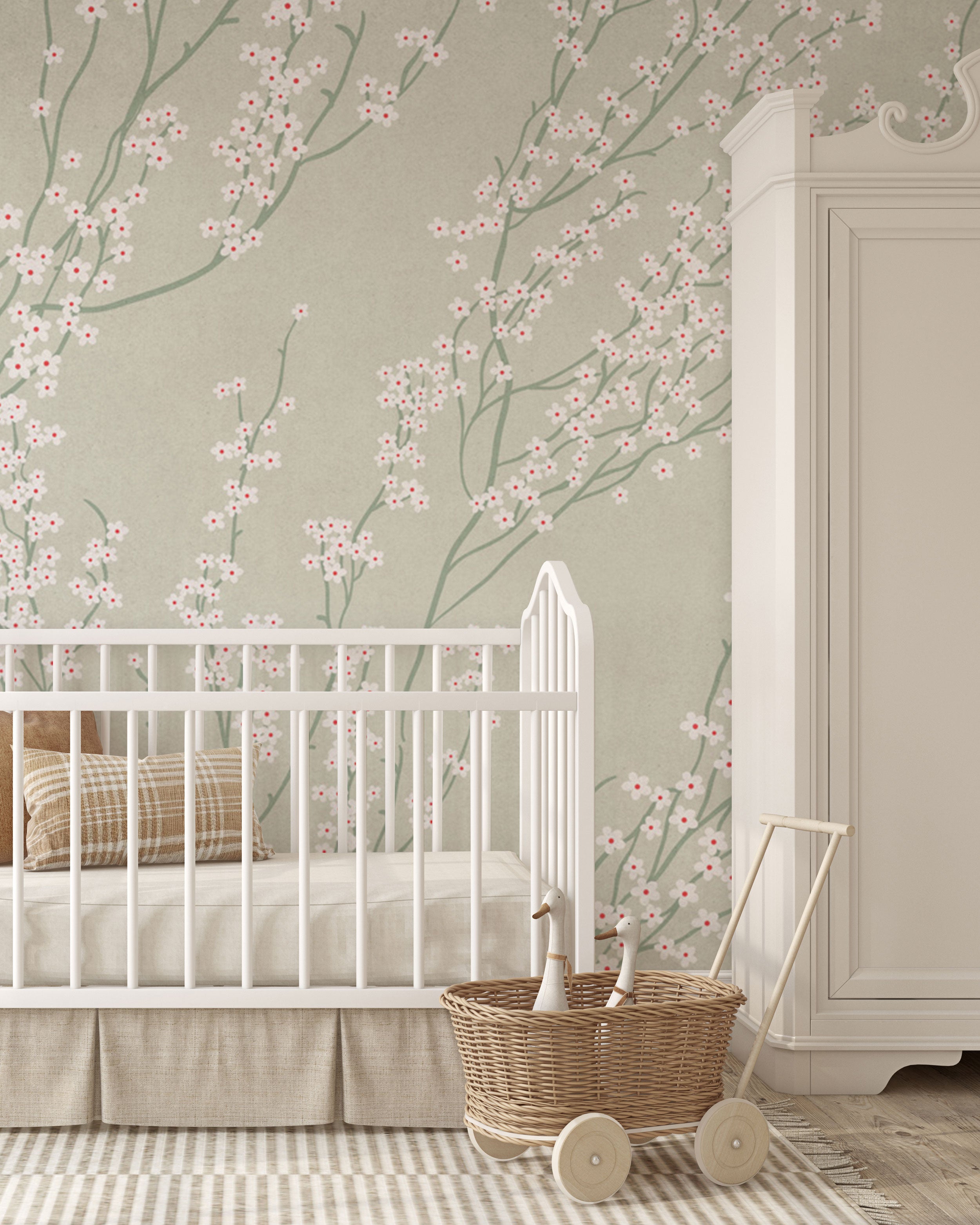 Weiche Pastelltapete mit zarten Kirschblütenzweigen, kleinen weißen Blüten und schlanken grünen Stielen auf einem gedämpften Salbeigrün-Hintergrund