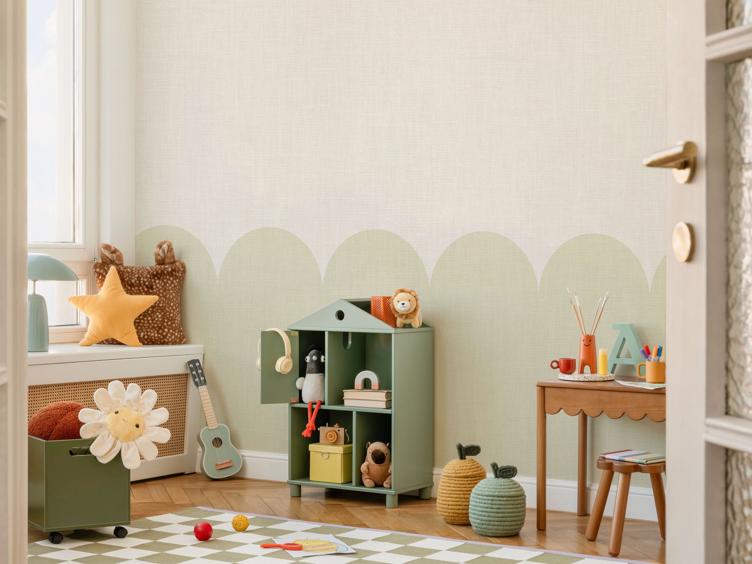 Uniseks zidna tapeta s mekim zelenim i bež valovitim oblicima i suptilnom teksturiranom površinom.